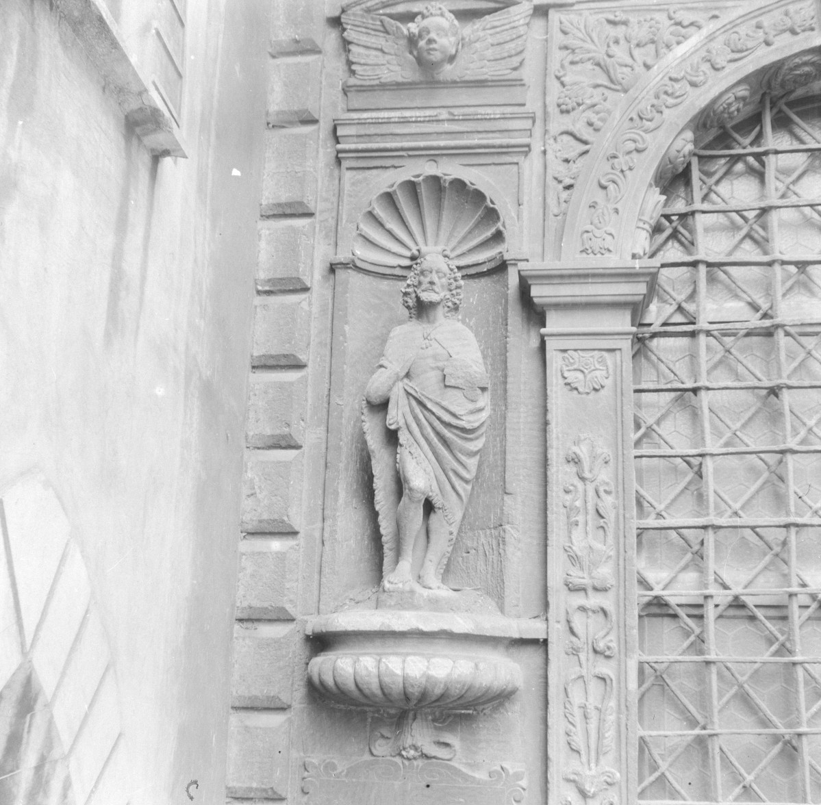 kościół Niepokalanego Poczęcia Najświętszej Maryi Panny - elewacja skarbca z figurą, skan 1