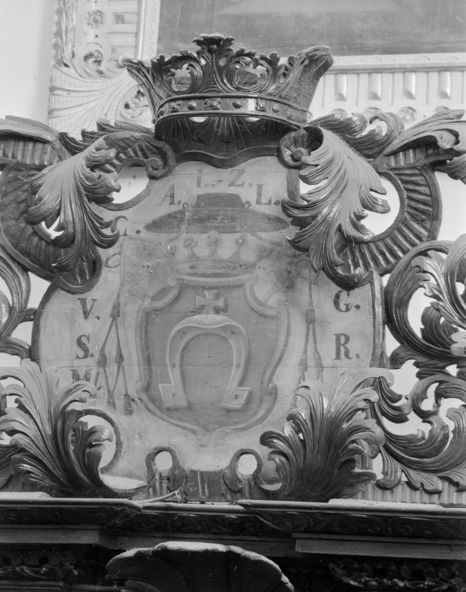 Kościół pw. NMP i św. Mikołaja - wnętrze: stalle. Kartusz na zwieńczeniu., skan 1