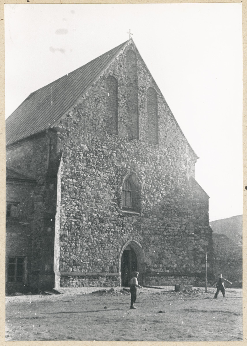 Zespół klasztorny Franciszkanów - widok na fasadę kościoła, skan 1