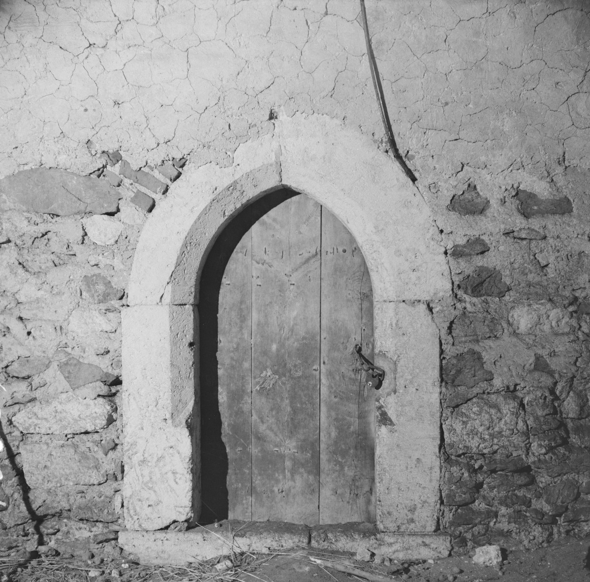 zespół poklasztorny - wnętrze, portal w piwnicy, skan 1