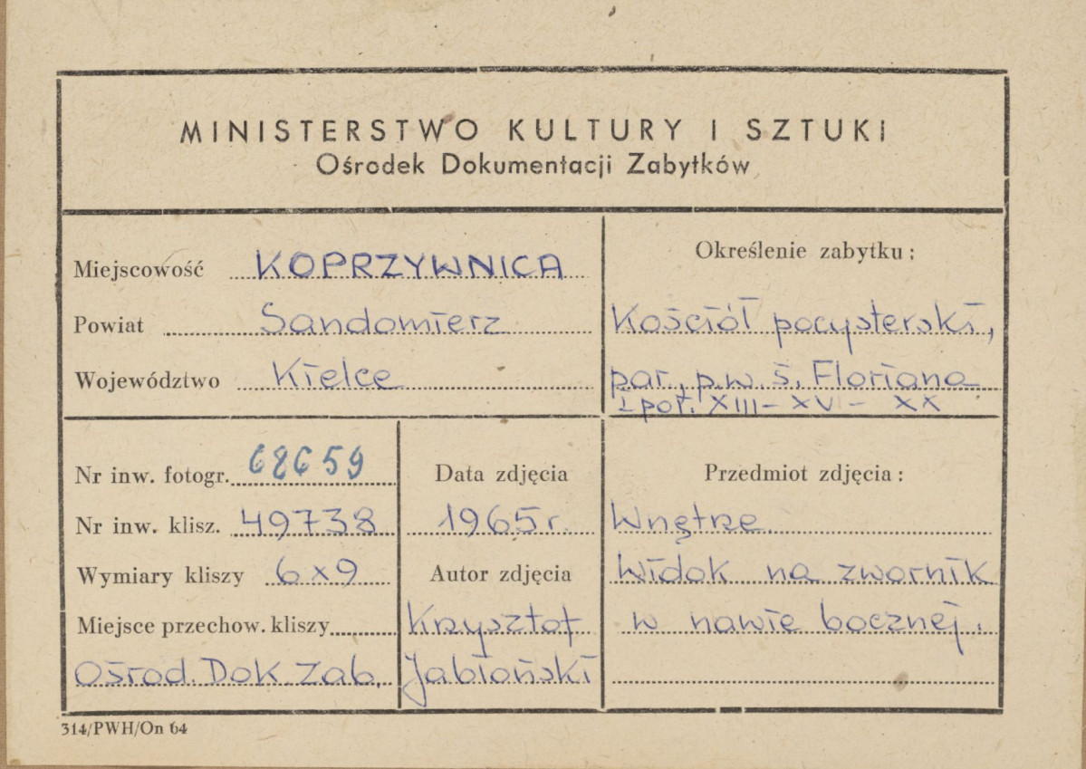 Zespół klasztorny - kościół, wnętrze , widok na zwornik w sklepieniu nawy bocznej - metryczka, skan 1