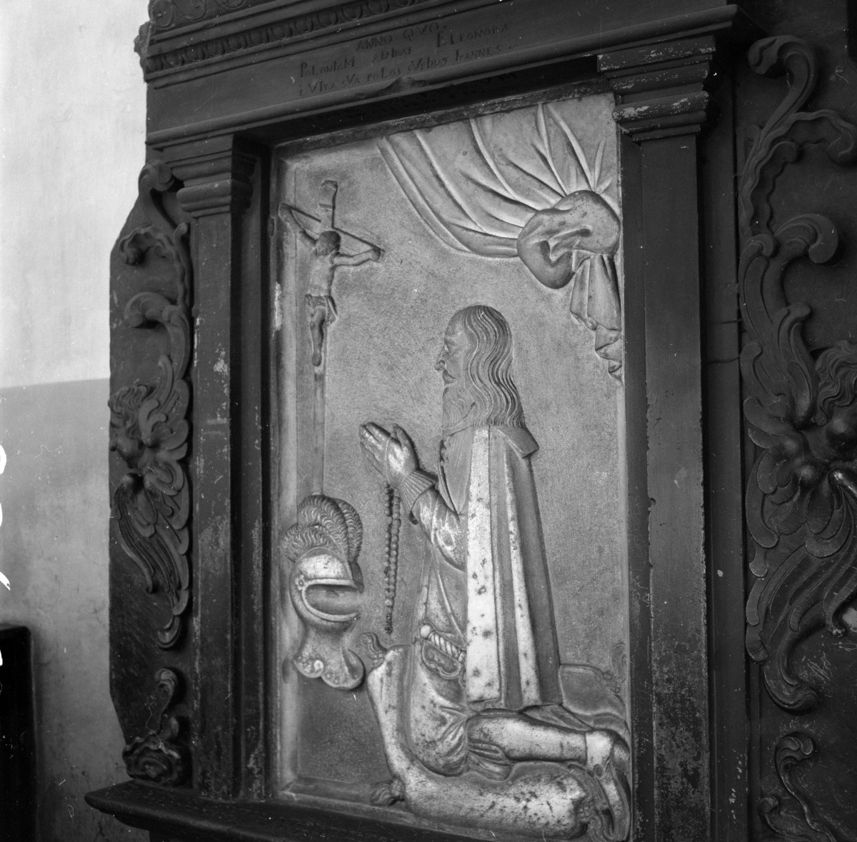 klasztor Redemptorystów - kościół pw. Podwyższenia Krzyża Świętego - wnętrze - płyta nagrobna - fragment, skan 1
