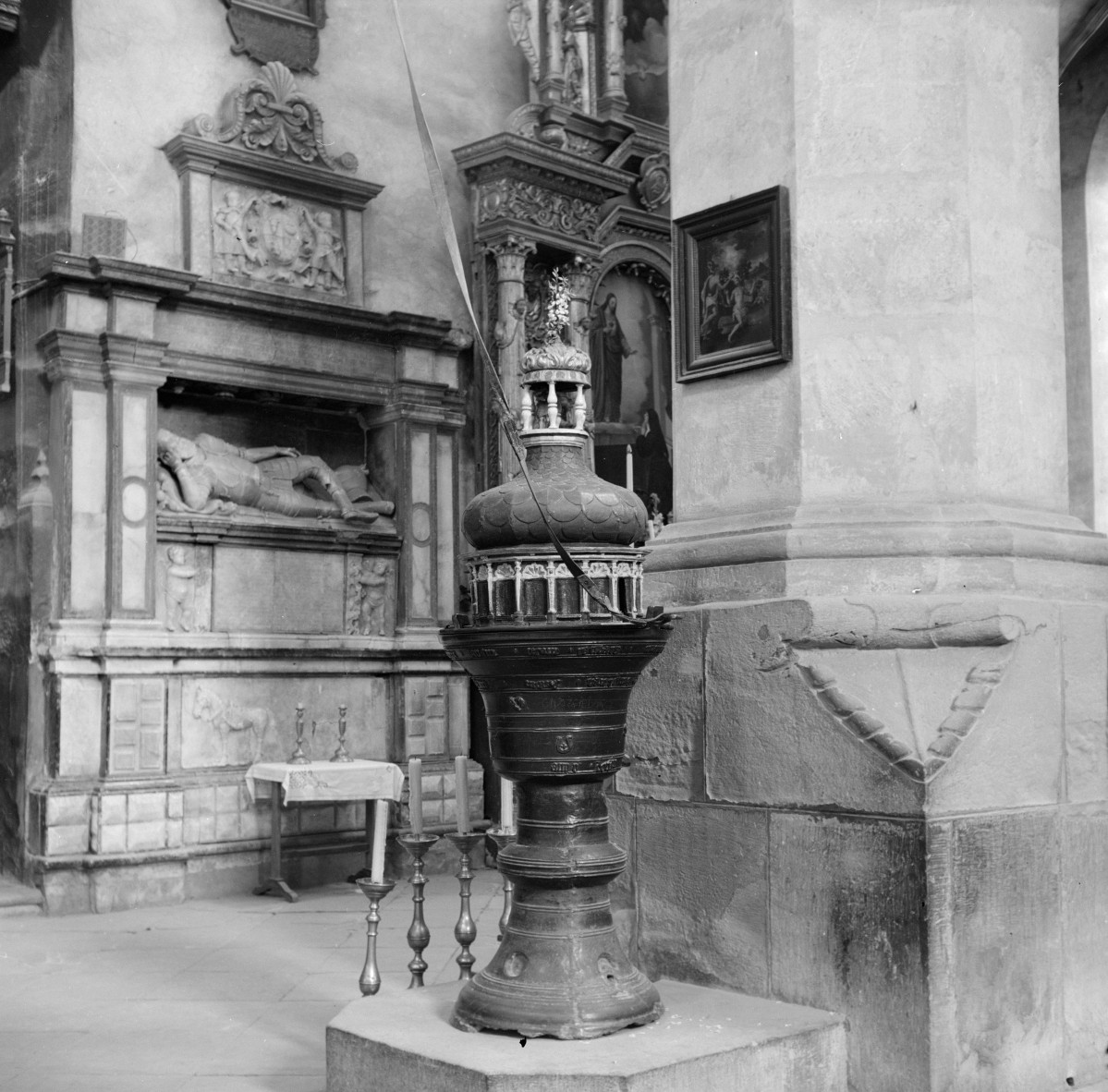 kolegiata Bożego Ciała - wnętrze, chrzcielnica i nagrobek Ligęzy, skan 1