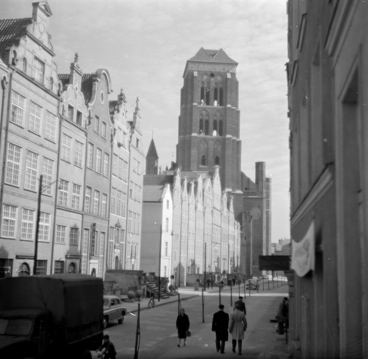 ulica Piwna - widok w stronę Kościoła Mariackiego pw. Wniebowzięcia Najświętszej Marii Panny, skan 1