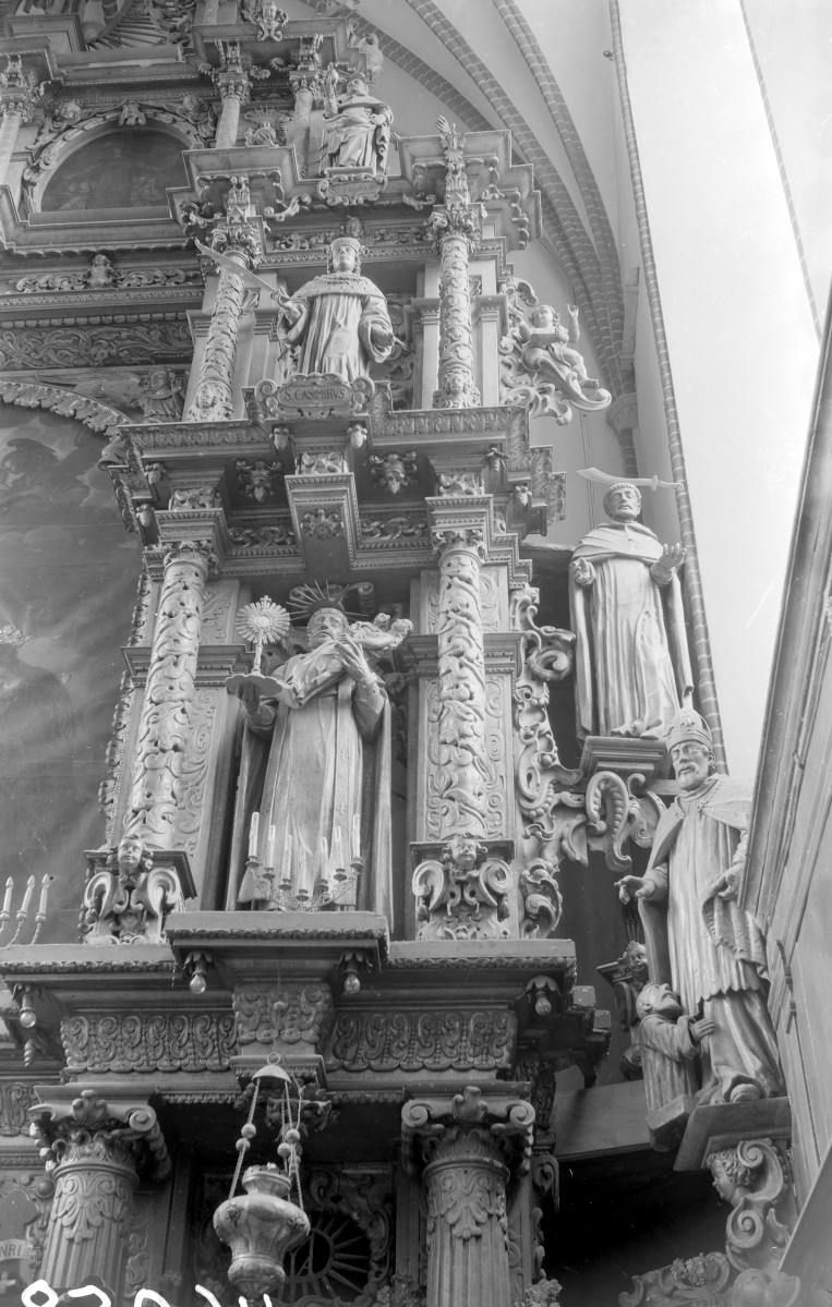Kościół św. Mikołaja - fragment ołtarza głównego, rzeźby figuralne, skan 1