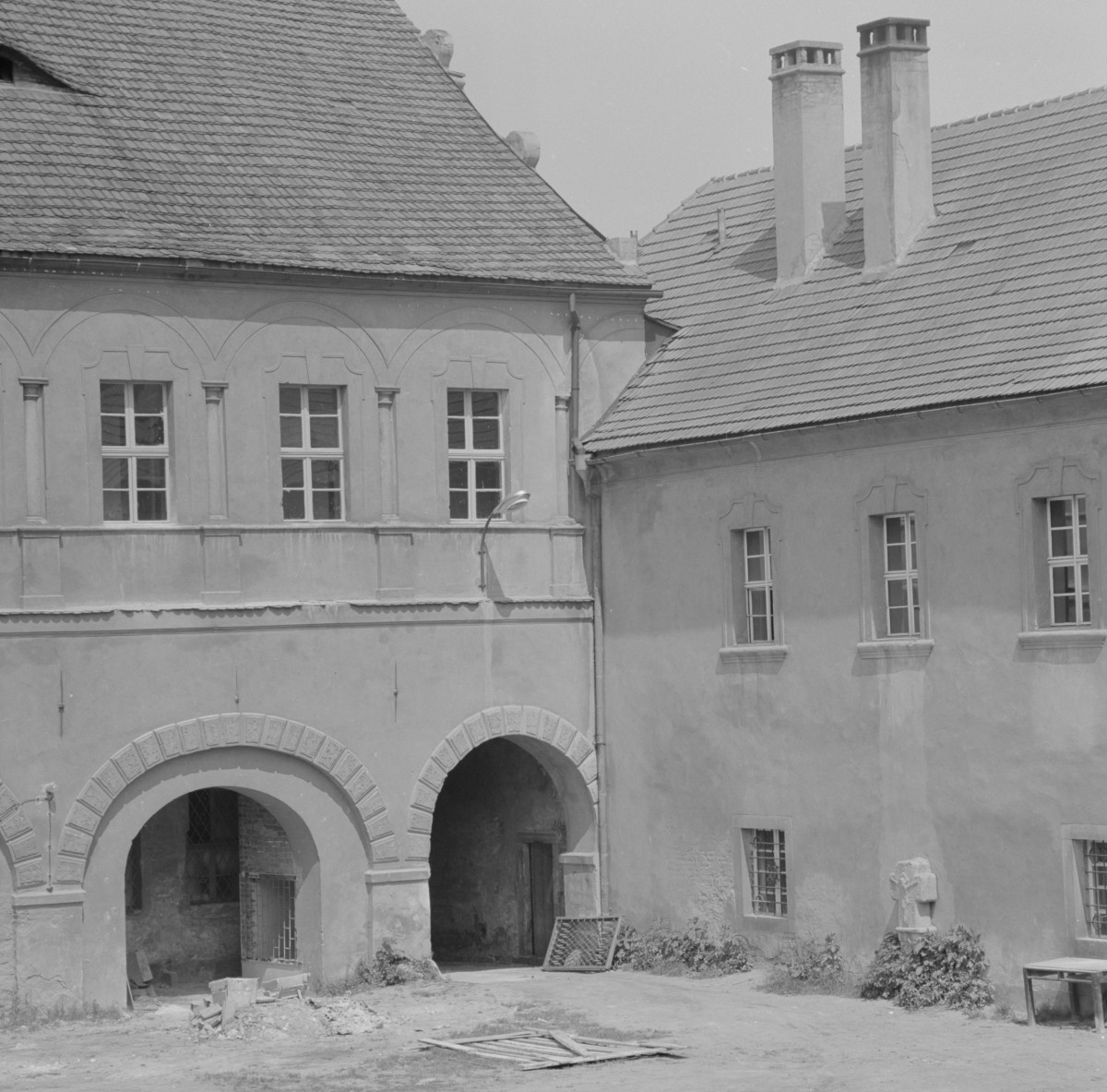 zamek Oppersdorffów - zamek dolny - dziedziniec - skrzydło północne i wschodnie - naroże z bramą, skan 1