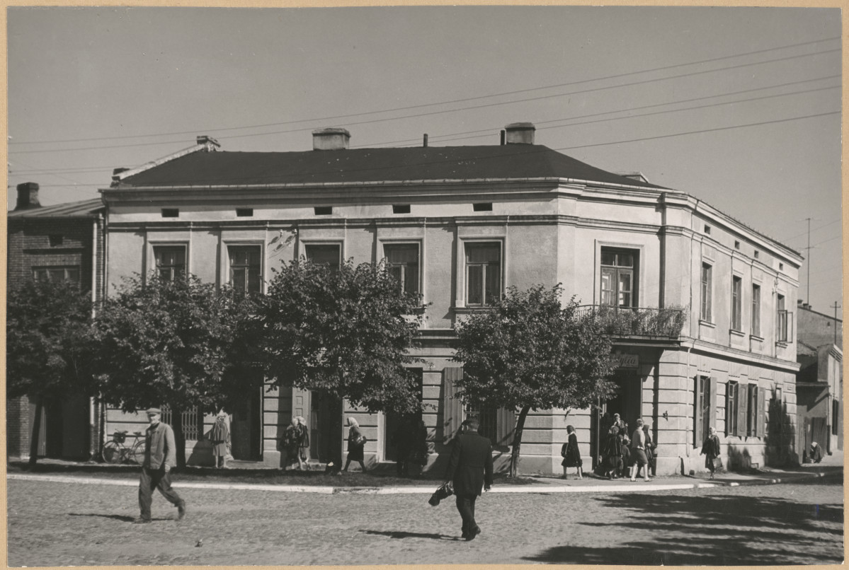 Miasto - widok ogólny kamienicy przy ul. Sobieskiego

 , skan 1