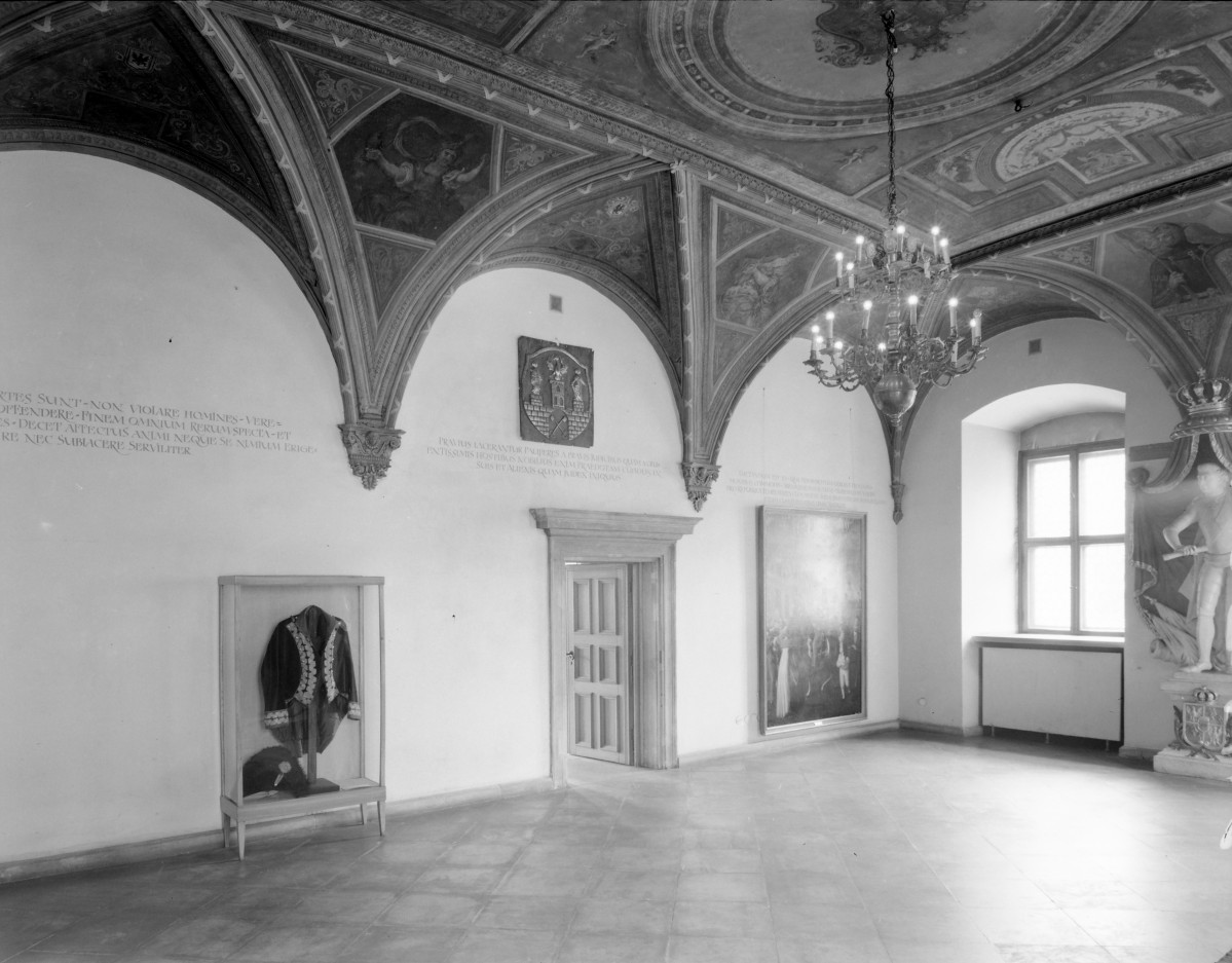 Ratusz - wnętrze: sala Sądowa ze sklepieniem lustrzanym. Służki. , skan 1