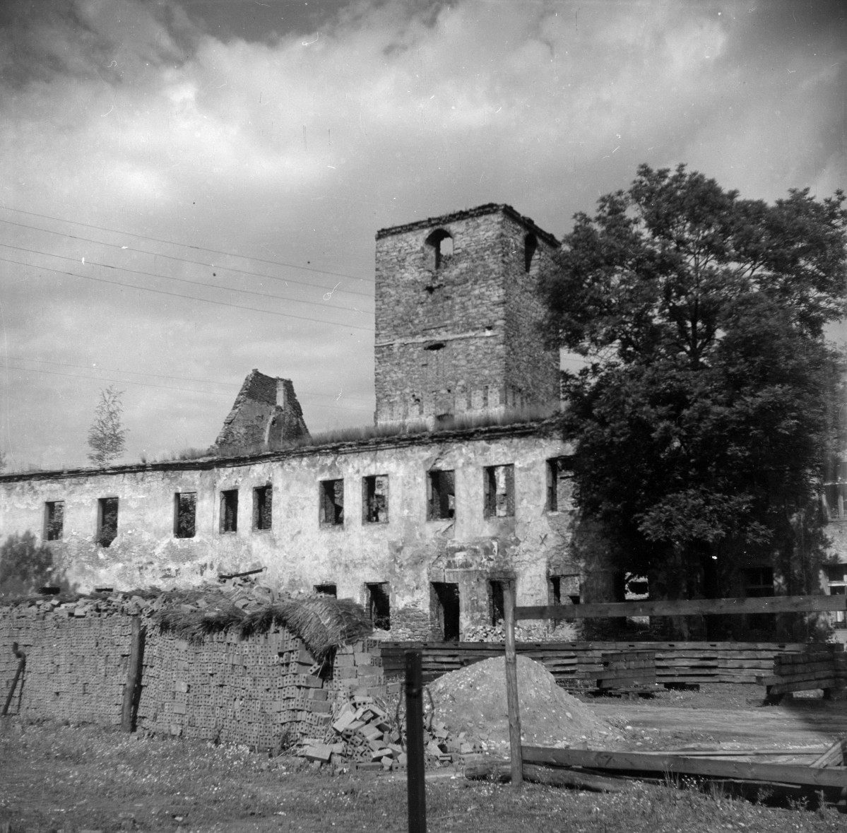 zamek Książęcy - ruiny - elewacja, skan 1