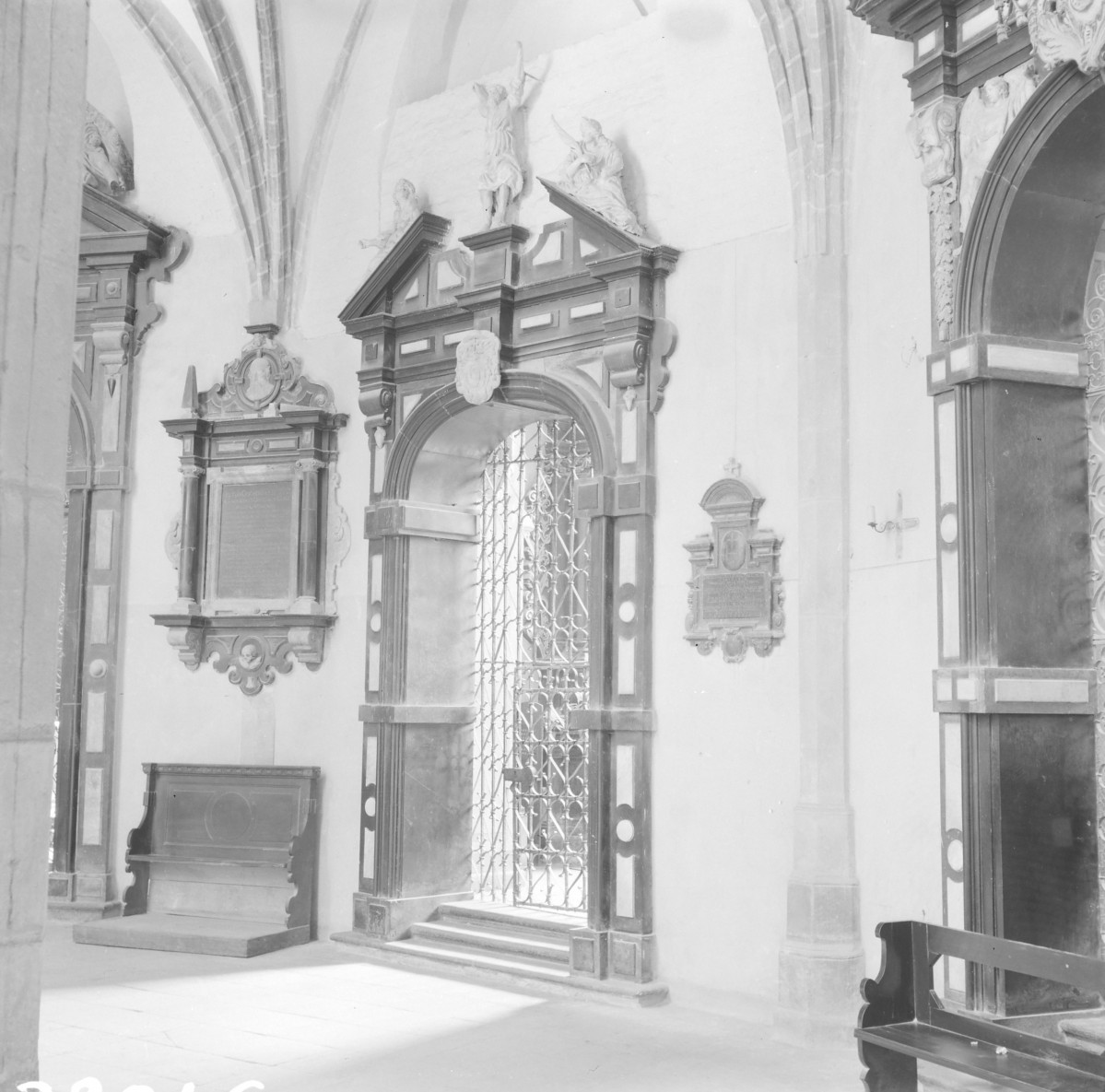 Katedra pw. Wniebowzięcia Najświętszej Marii Panny - wnętrze - kaplica A. Olszowskiego,  ściana północno-wschodnia, portal (od strony ambitu), skan 1