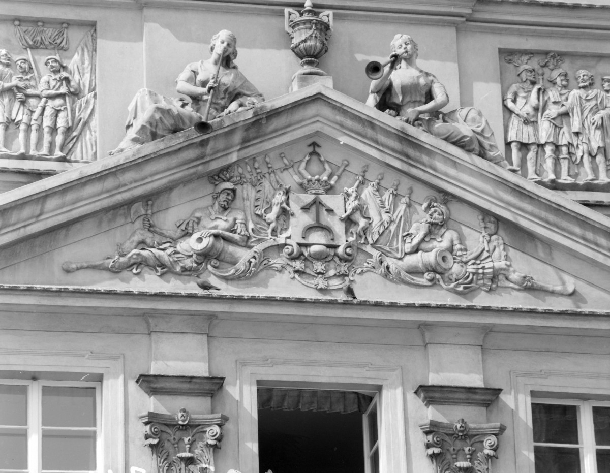 Pałac Działyńskich - fasada wschodnia. Detale tympanonu. Płaskorzeźba z herbem Działyńskich - Ogończyk., skan 1