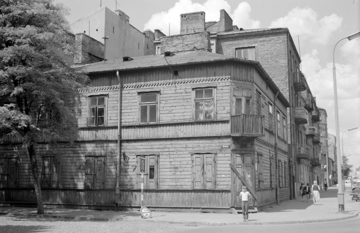 drewniany budynek mieszkalny - elewacja frontowa - fragment, skan 1