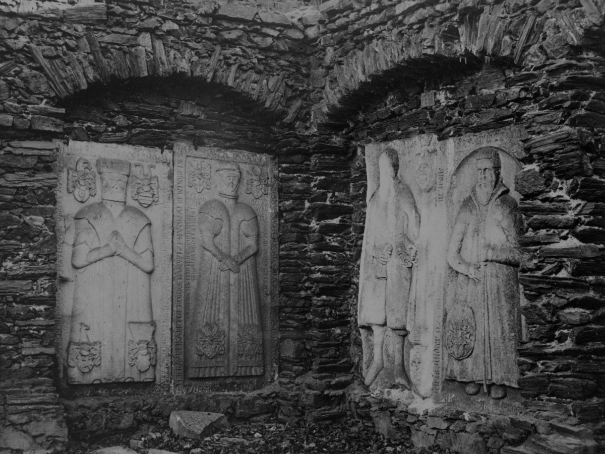 pałac von Magnisów - park krajobrazowy - ruiny - płyty nagrobne marmurowe, skan 1