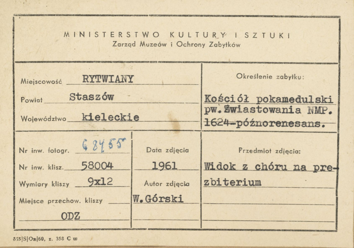 Zespół klasztorny, wnętrze kościoła - widok z chóru na ołtarz główny - metryczka, skan 1