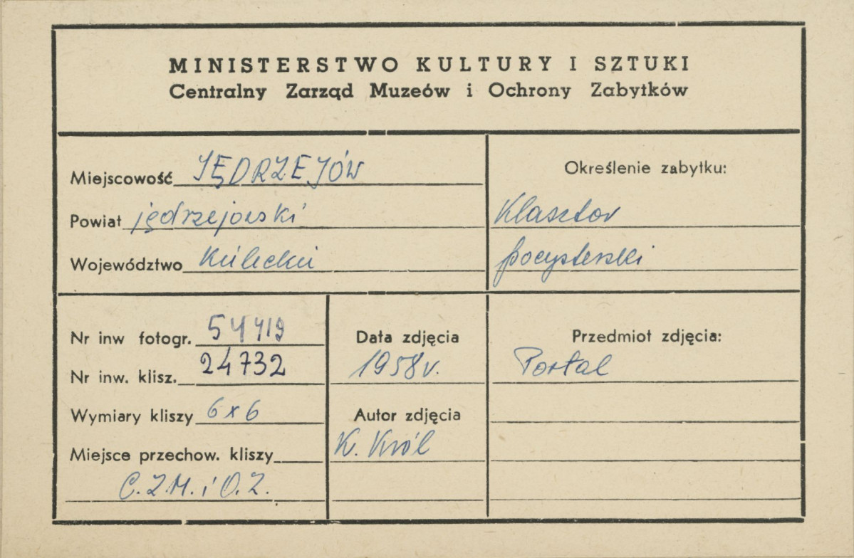 Zespół klasztorny - widok na portal fasady kościoła - metryczka, skan 1