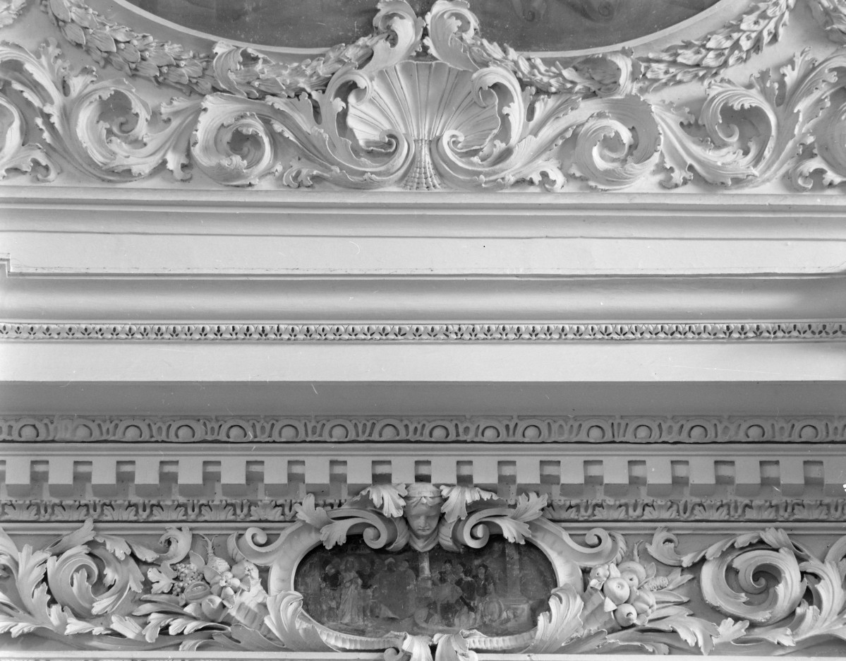 Kościół pw. NMP i św. Mikołaja - fragment dekoracji stiukowej z gzymsem, skan 1