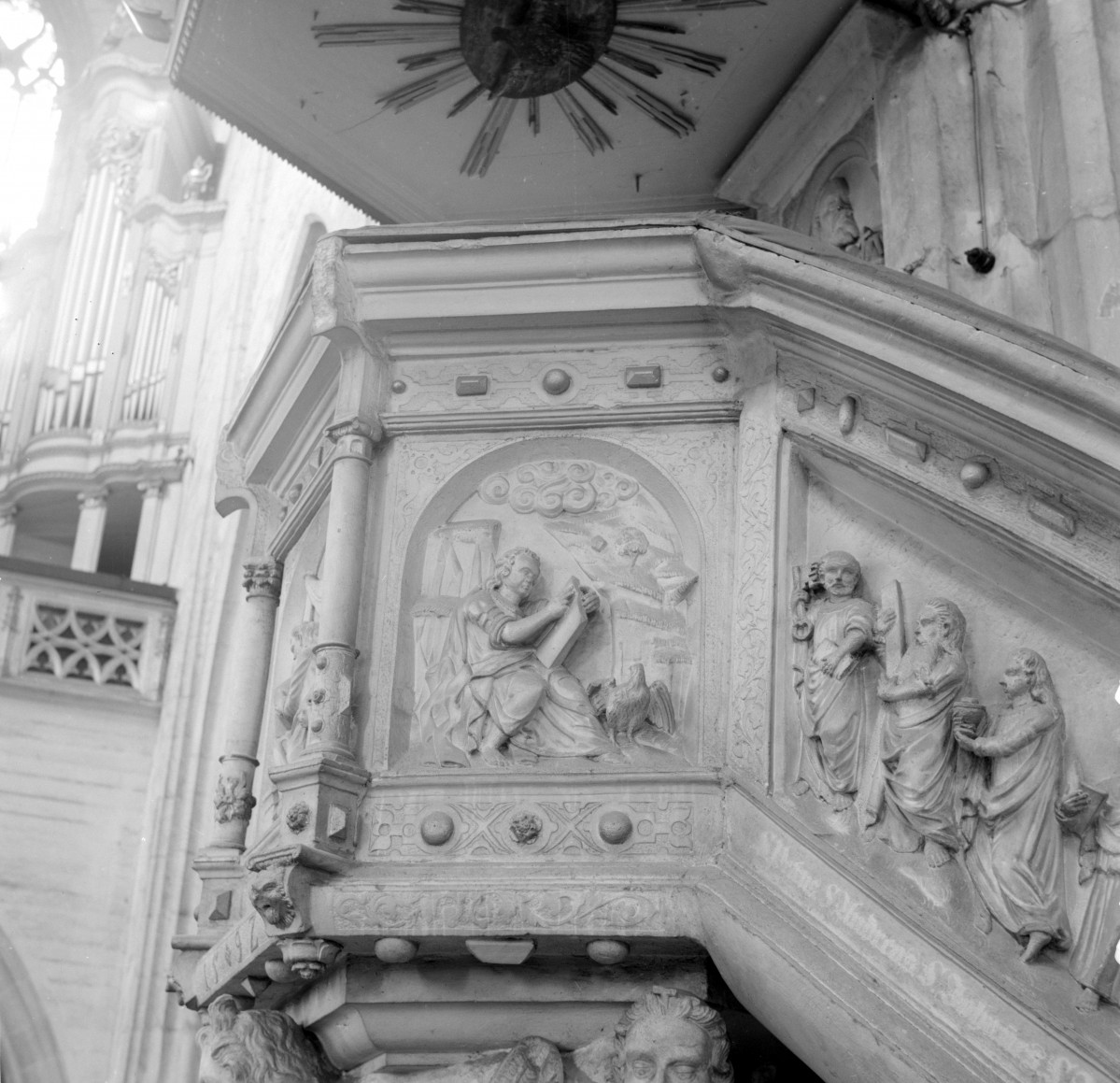 kościół pod wezwaniem św. św. Apostołów Piotra i Pawła - wnętrze: ambona, fragment, skan 1