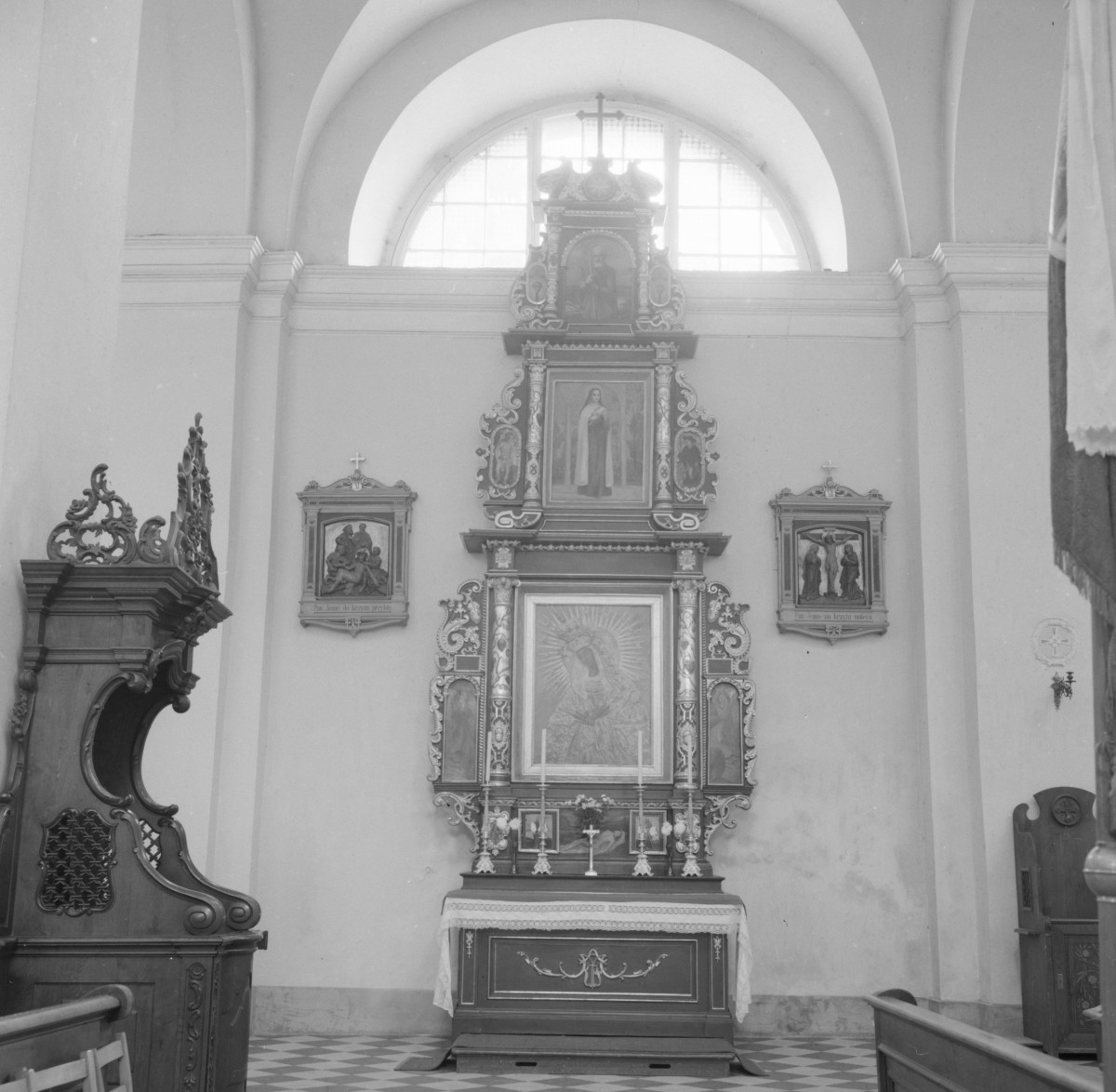 kościół pw. Serca Pana Jezus - wnętrze: ołtarz główny - fragment, figura, skan 1