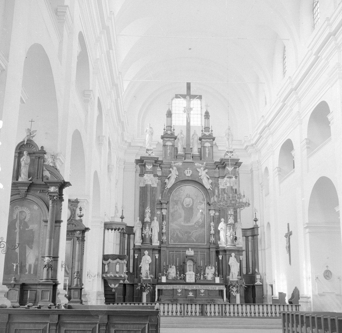kościół św. Piotra i Pawła - wnętrze, prezbiterium, ołtarz, skan 1