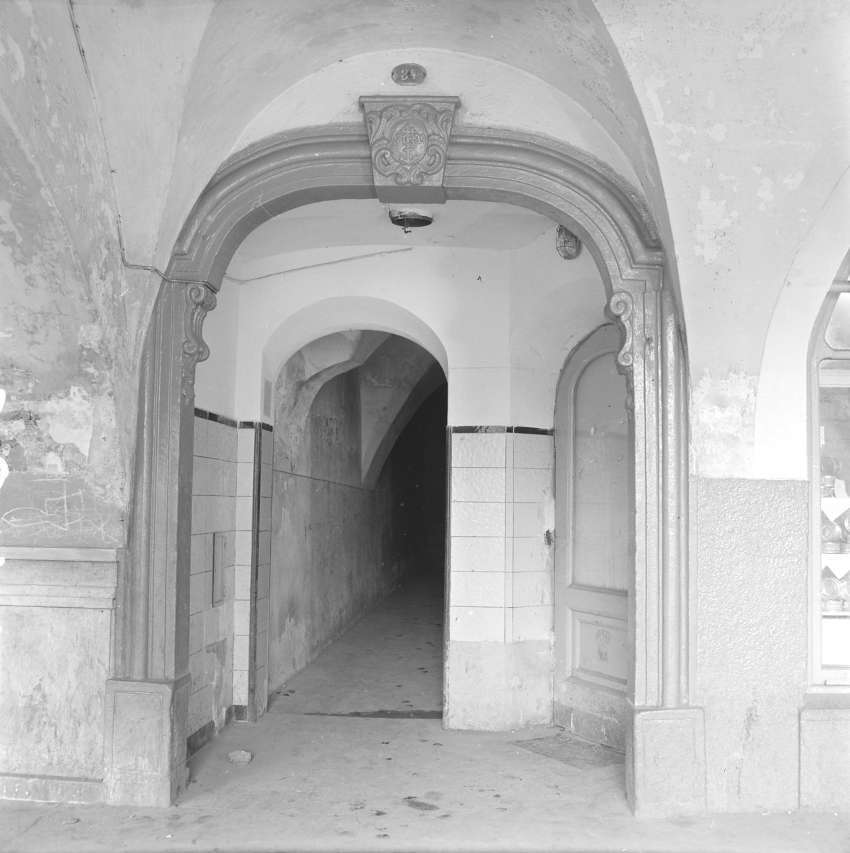 rynek miasta - kamienica - elewacja frontowa - portal, skan 1