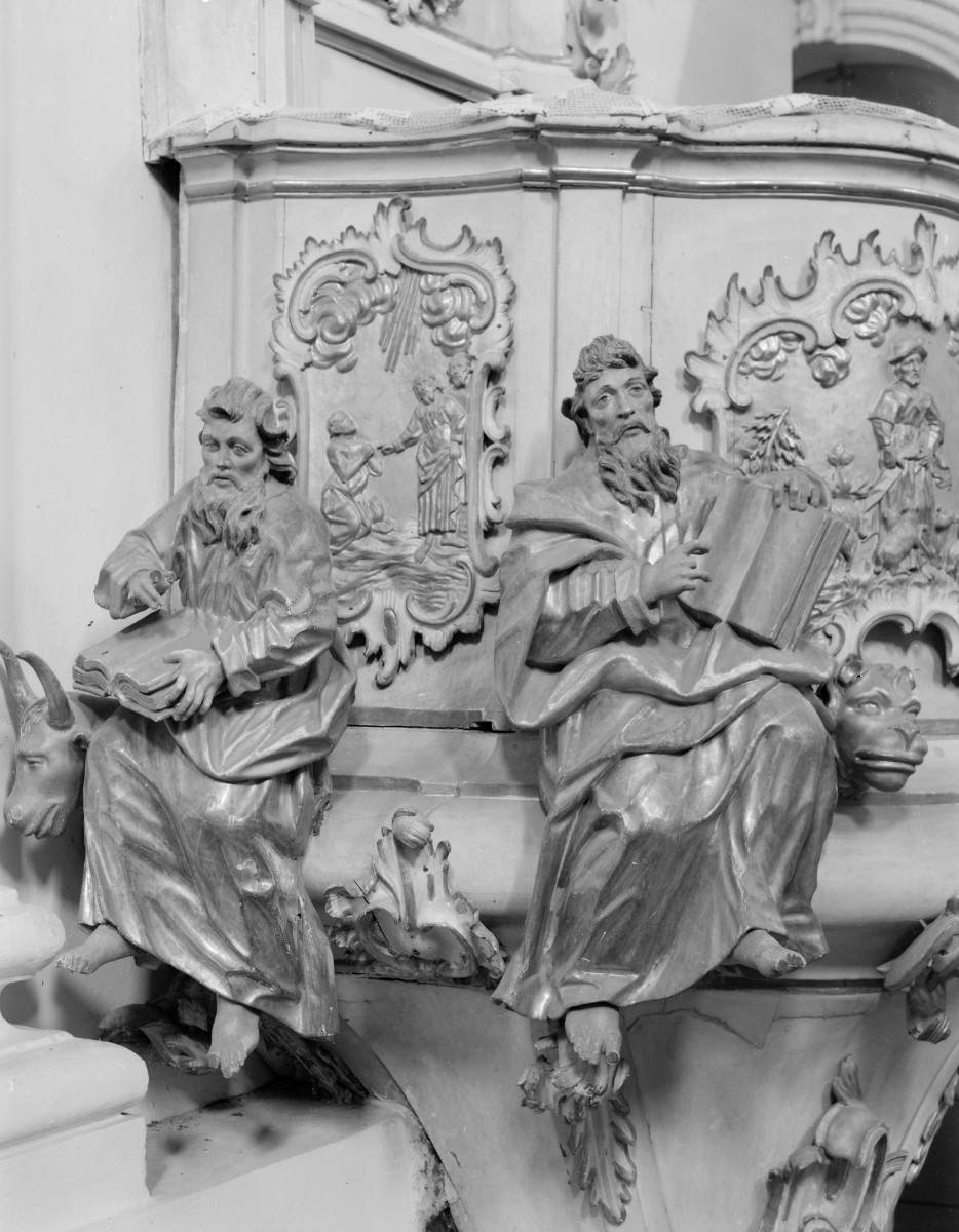 Kościół pw. NMP i św. Mikołaja - wnętrze: ambona, fragment korpusu z figurami., skan 1
