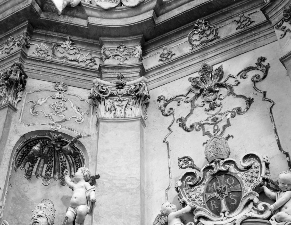 kościół parafialny pw. Wniebowzięcia NMP i Jana Chrzciciela - kaplica po prawej stronie ołtarza głównego, dekoracja, skan 1