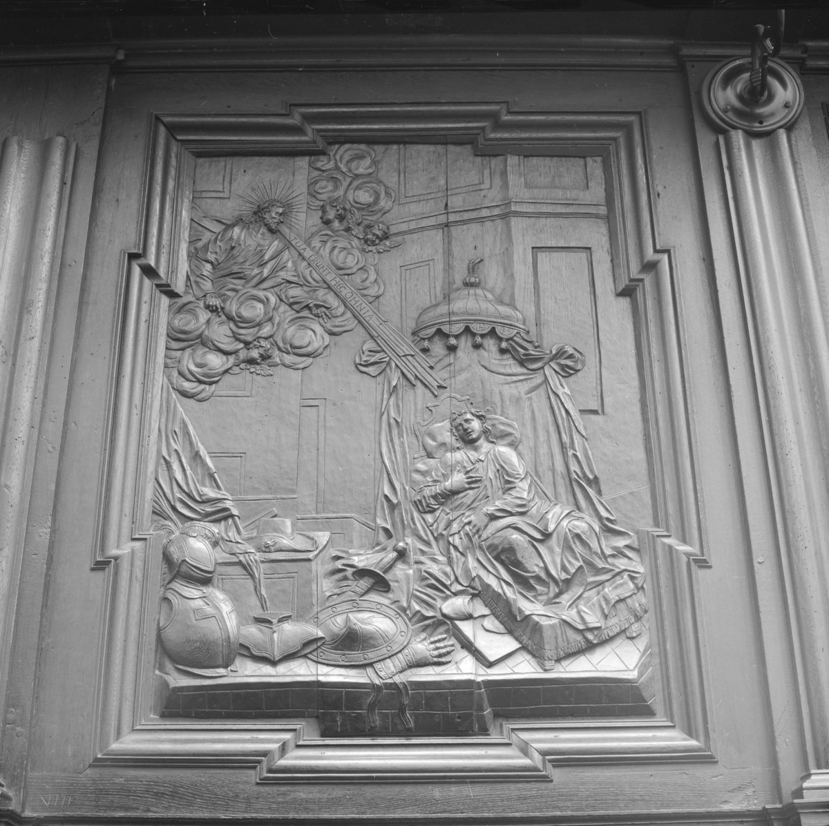 kościół klasztorny augustianów eremitów, ob. parafialny pw. św.św. Wacława, Doroty i Stanisława - wnętrze: fragment Stalle - zaplecek, skan 1