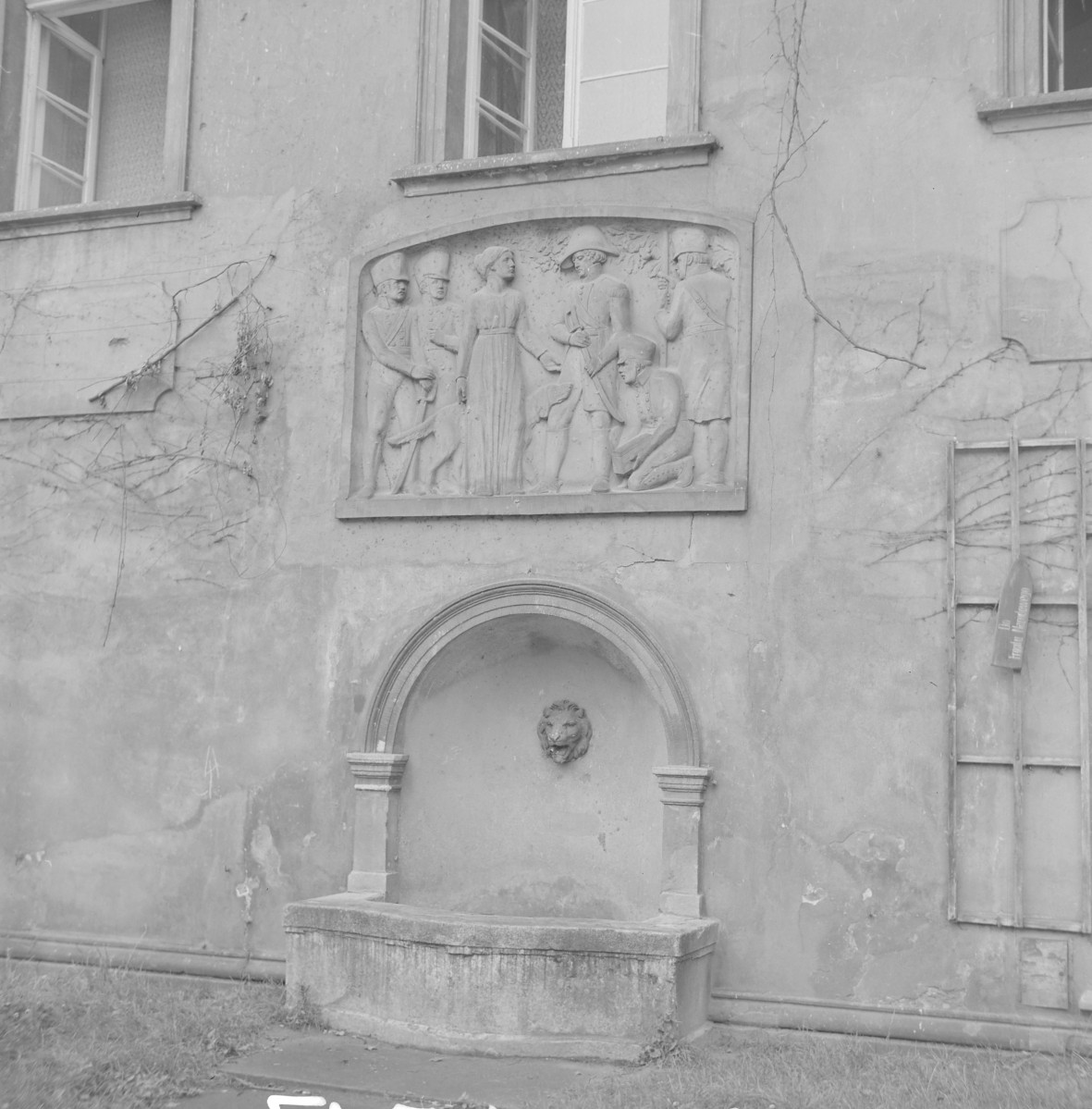 ratusz - elewacja: płaskorzeźba nad studzienką, skan 1