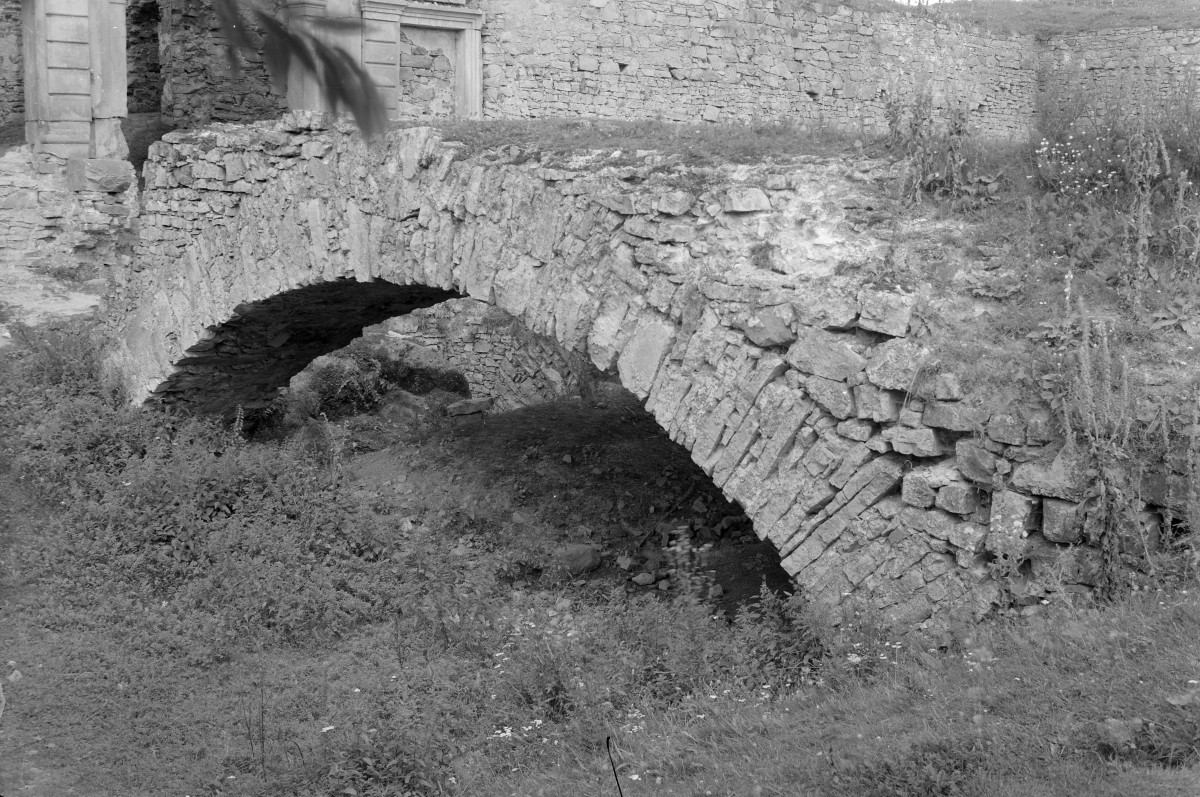 zamek Krzyżtopór - pałac Ossolińskiego - kamienny most bramny, skan 1