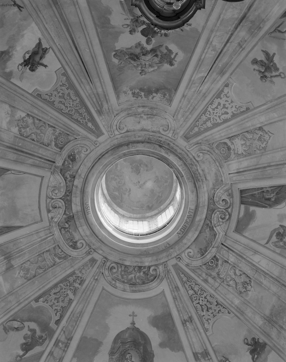 Kościół pw. NMP i św. Mikołaja - Oculus w kopule oraz widoczne polichromie., skan 1