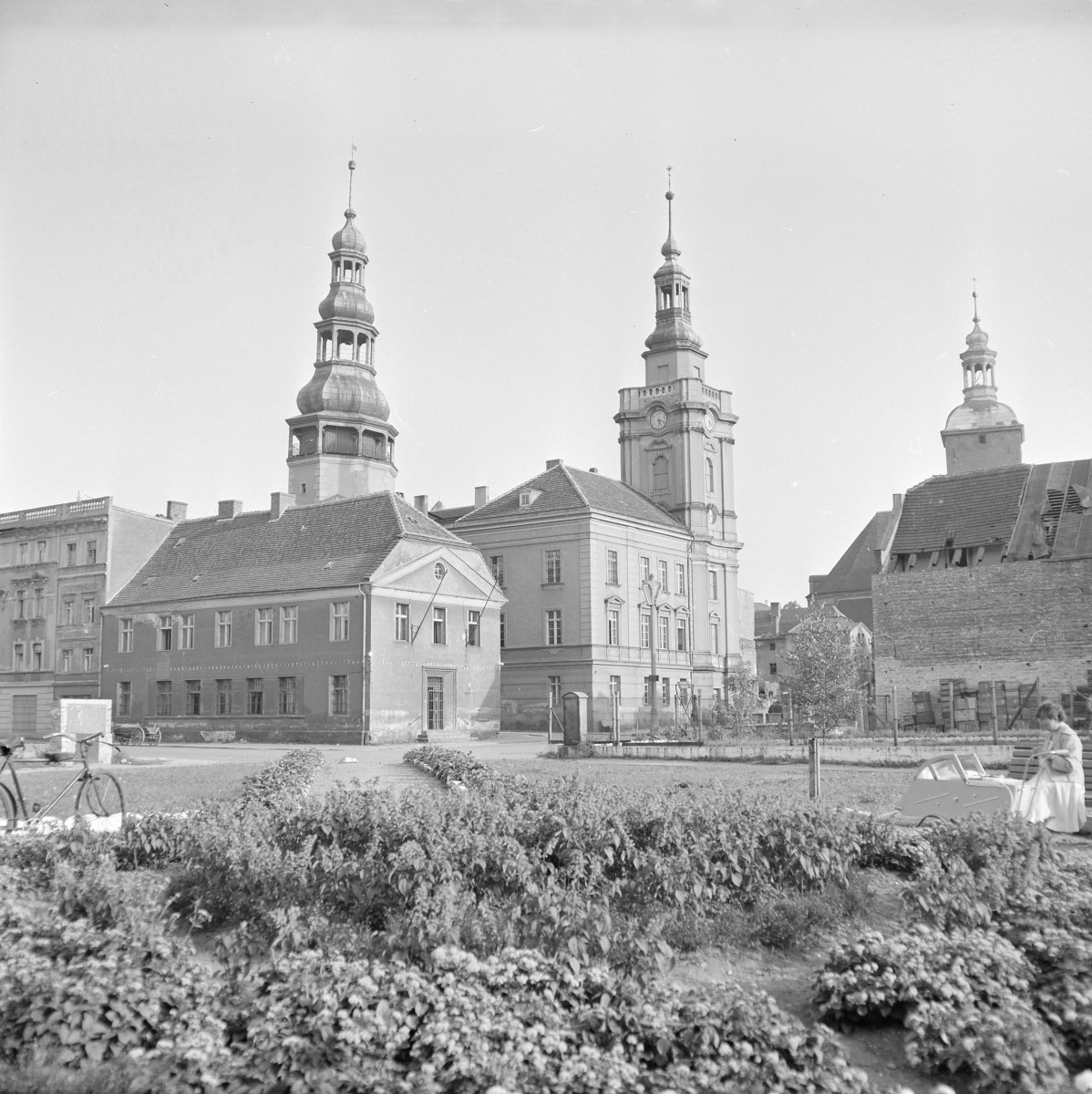 fragment zabudowy miasta z ratuszem miejskim oraz kościołem pw. Wniebowzięcia Najświętszej Maryi Panny - widok od północy, skan 1