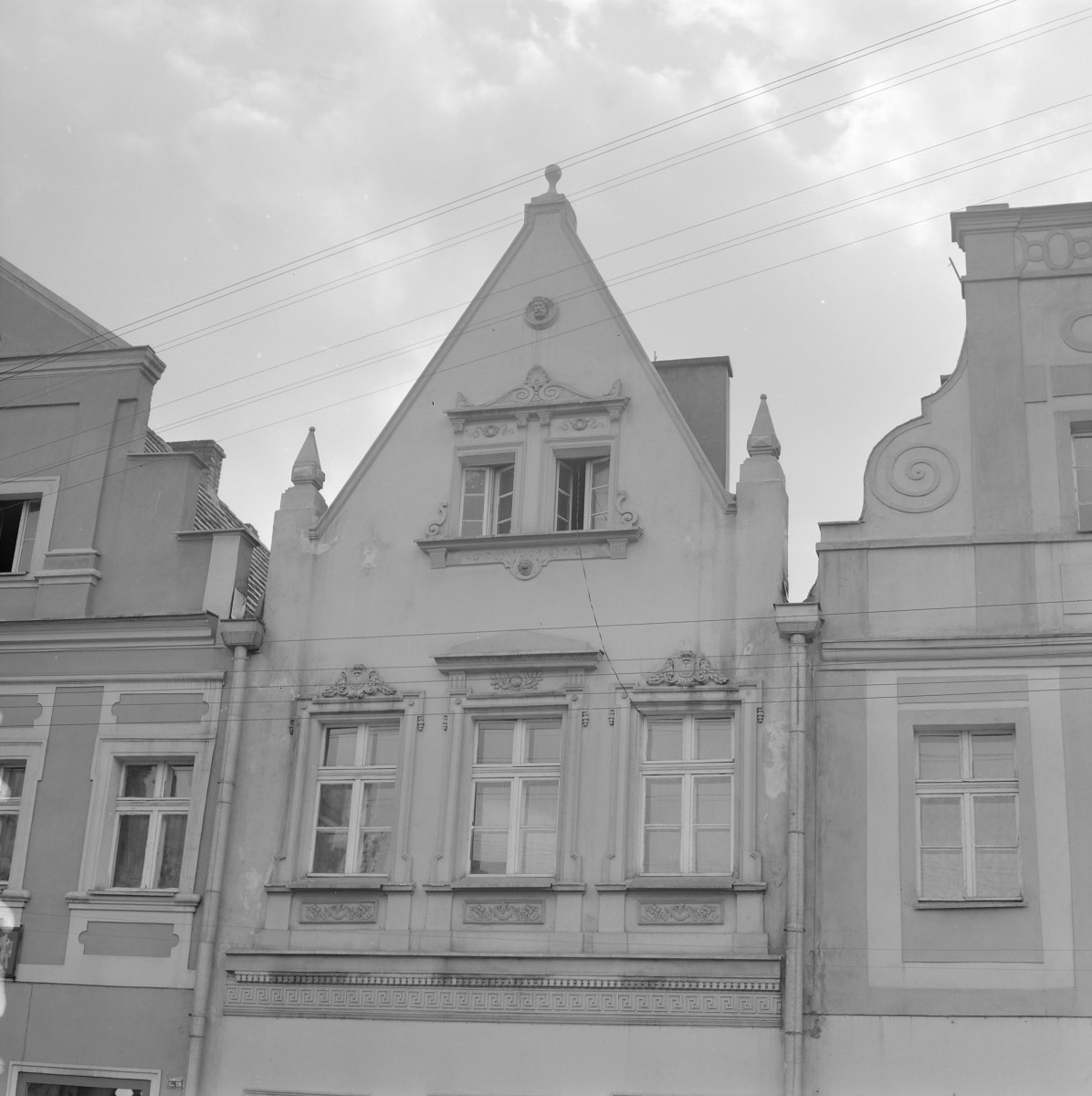 Pierzeja. Kamienica. Elewacja frontowa. klasycyzm i barok. Attyka na szczycie kamienicy., skan 1
