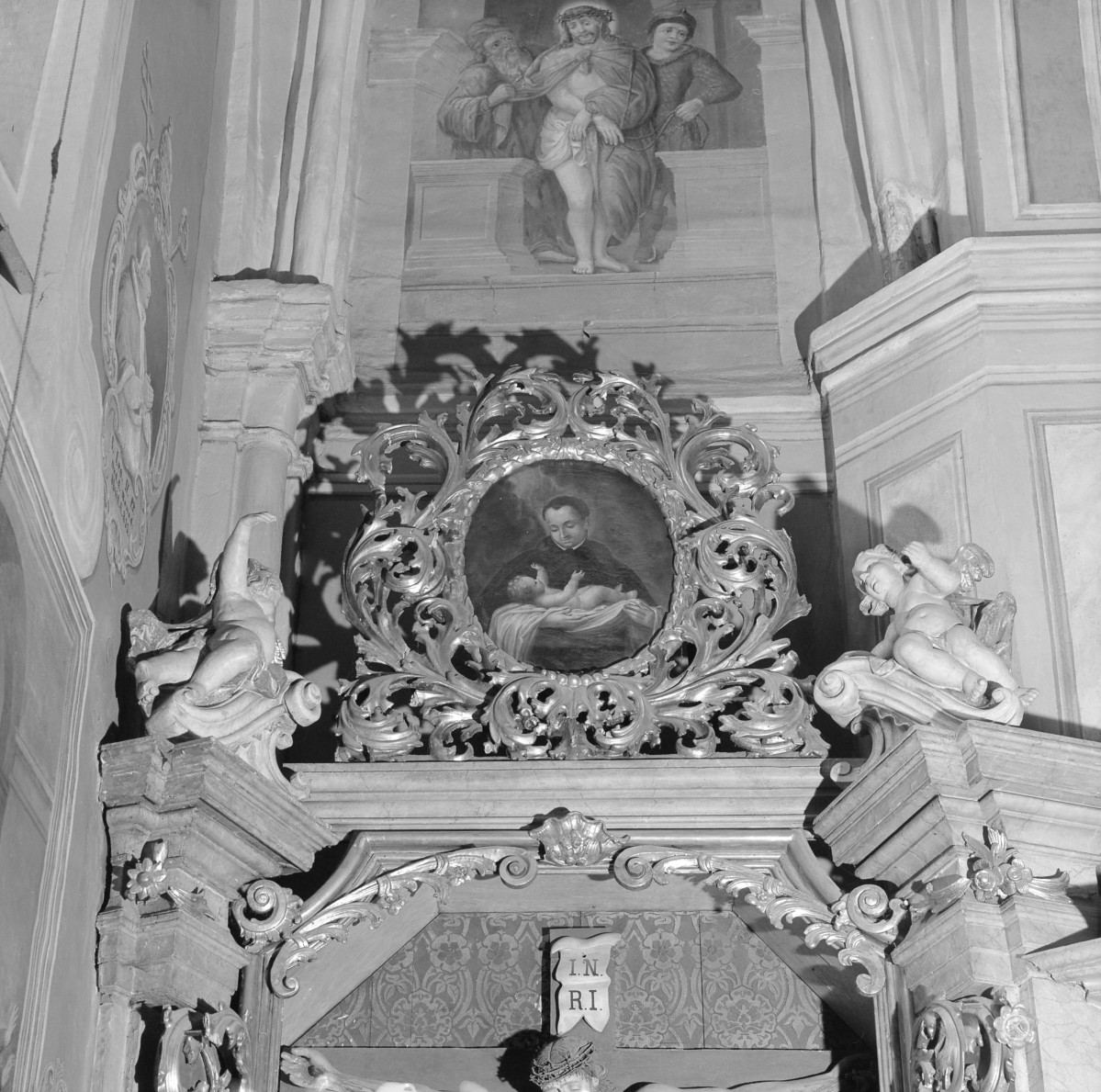 zespół klasztorny ss. Benedyktynek, kościół - ołtarz w nawie północnej z 1. połowy XVIII w. - zwieńczenie, skan 1