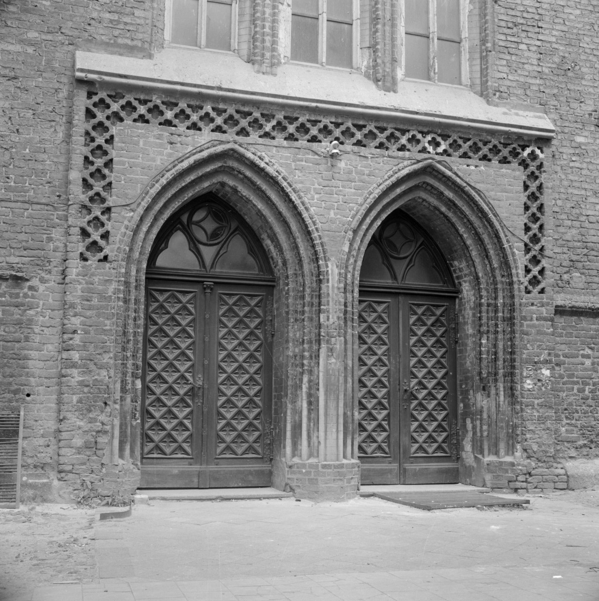 kościół rzymskokatolicki, ob. katedra pw. św. Mikołaja - elewacja południowa, portal, skan 1