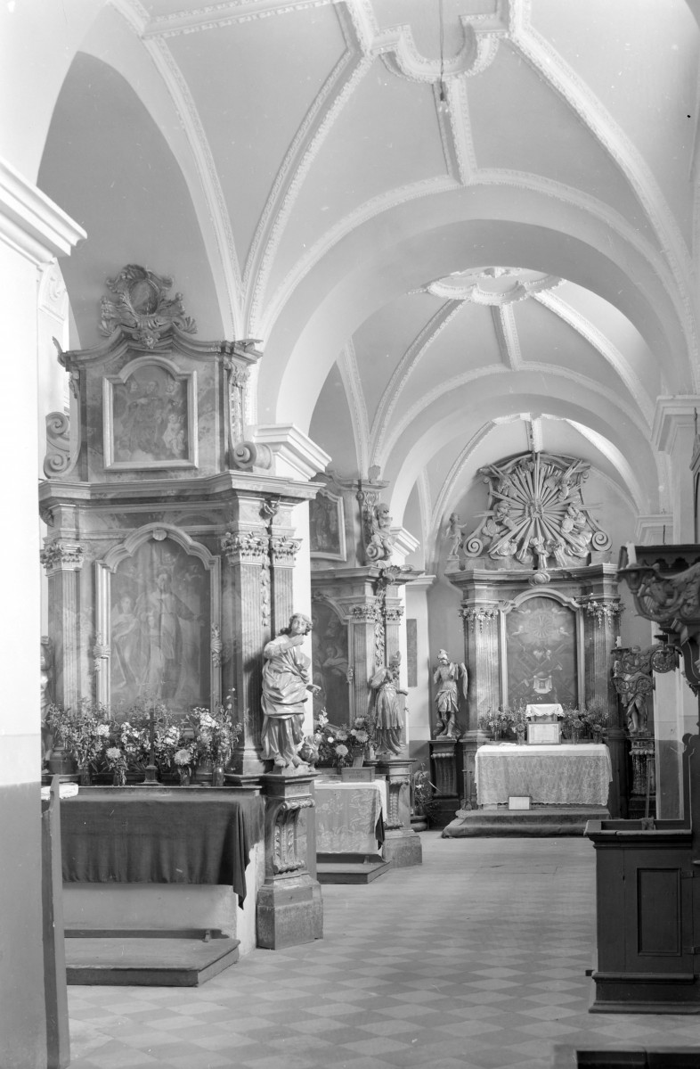 kościół parafialny pw. Świętej Trójcy - wnętrze: nawa boczna prawa, skan 1