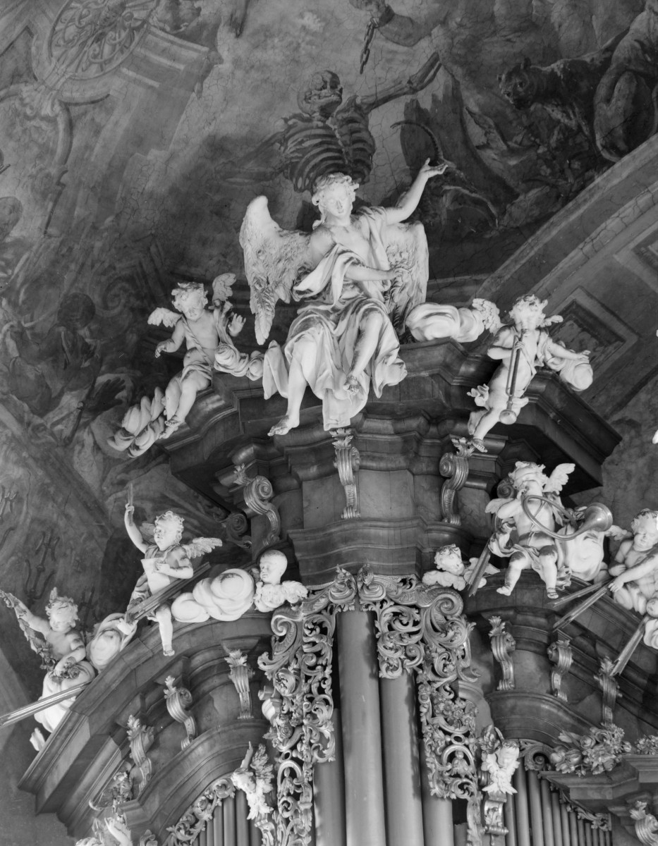 kościół, ob. parafialny pw. Wniebowzięcia Najświętszej Marii Panny - wnętrze: organy, fragment zwieńczenia, skan 1