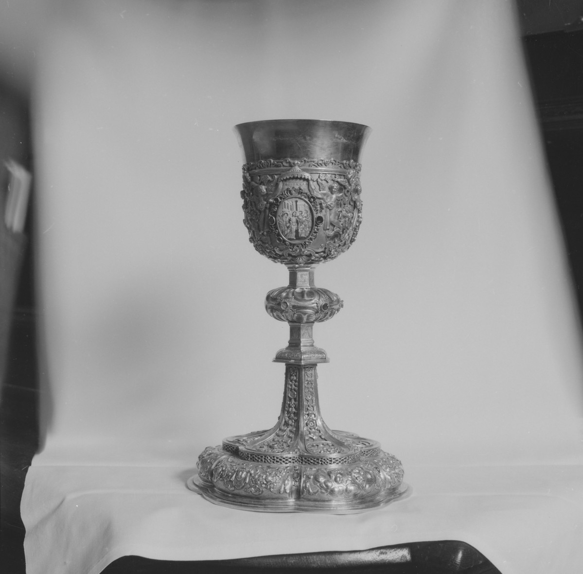 klasztor bożogrobowców - kościół pw. św. Świętych Apostołów Piotra i Pawła - zbiory - kielich z 1744 roku /E.G./, skan 1