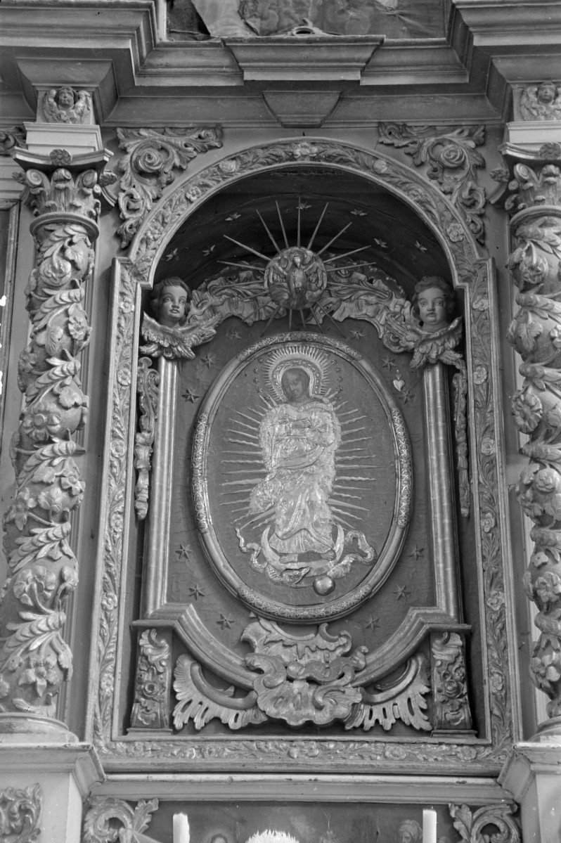 bazylika katedralna św. Jana Chrzciciela i św. Jana - nawa płn. - ołtarz. medalion "Madonna na półksiężycu" , skan 1