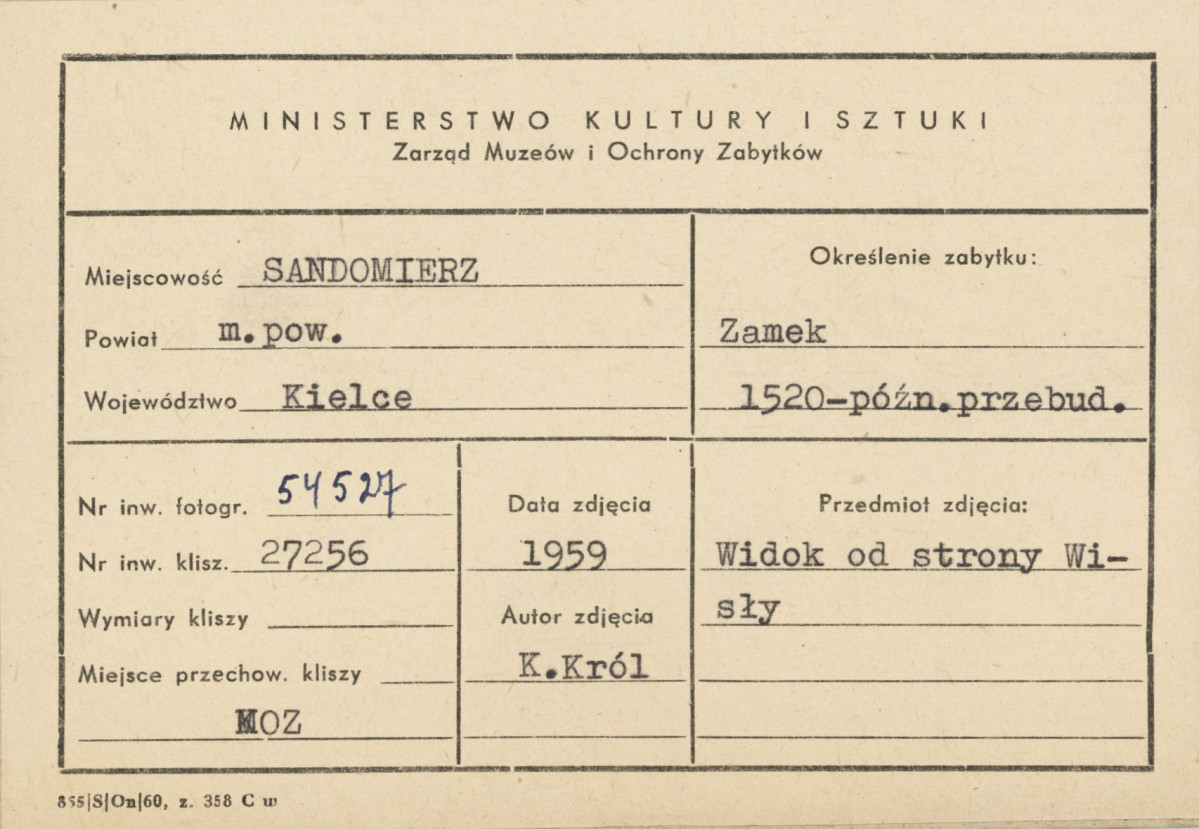Zamek - widok ogólny od strony płd. - wsch. wraz z budynkiem tzw. rogalem - metryczka, skan 1
