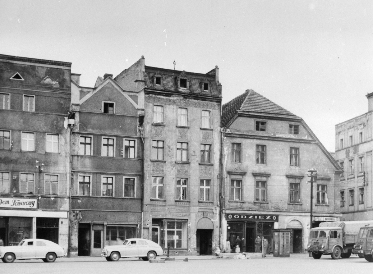 rynek miejski - pierzeja południowa - kamienice - fragment, skan 1