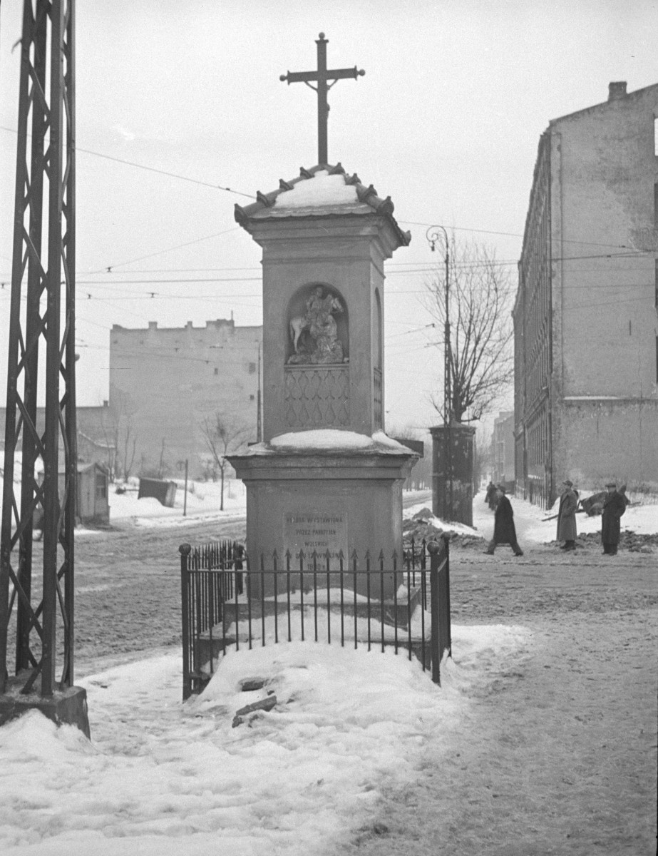 Ul. Górczewska róg ul. Młynarskiej. Kapliczka przydrożna / miejska. , skan 1