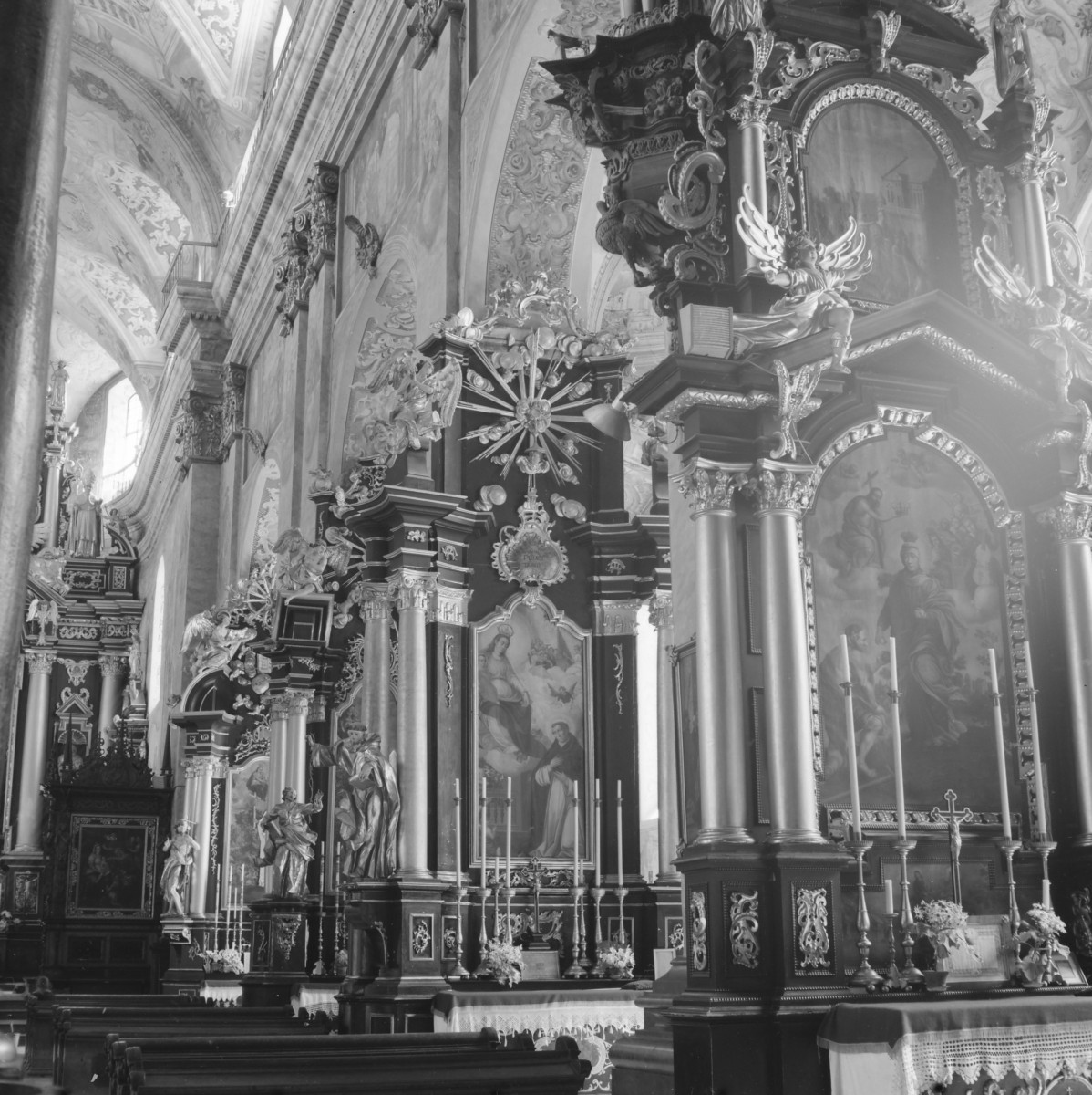 bazylika pw. Zwiastowania Najświętszej Marii Panny - wnętrze: ołtarze w arkadach południowych, ściany nawy głównej, skan 1
