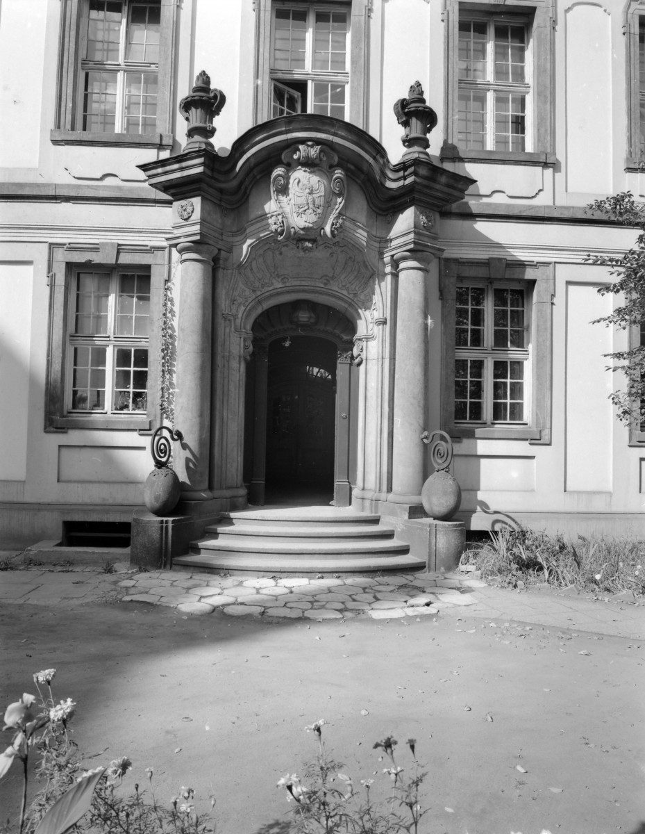 Klasztor franciszkanów reformatów - portal od strony dziedzińca, skan 1