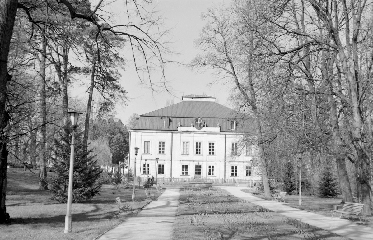 zespół pałacowo - zdrojowy - pałac Małachowskich - elewacja wschodnia - frontowa oraz fragment parku krajobrazowego, skan 1