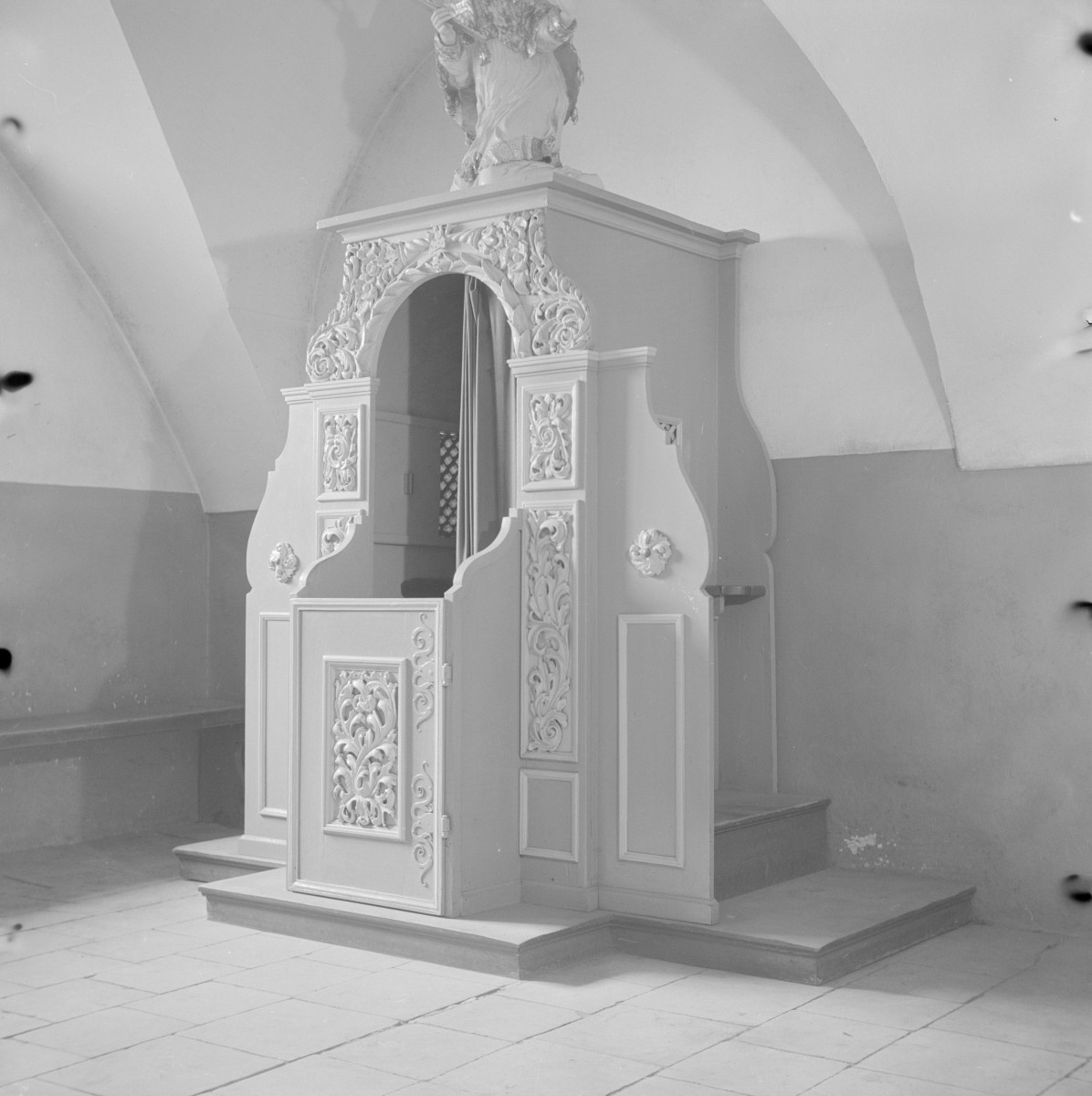 kościół Bożego Ciała i św. Norberta - wnętrze, konfesjonał , skan 1