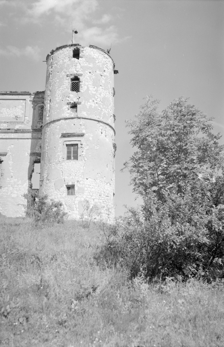 Zamek. Baszta w narożniku, strona płd -zach., skan 1