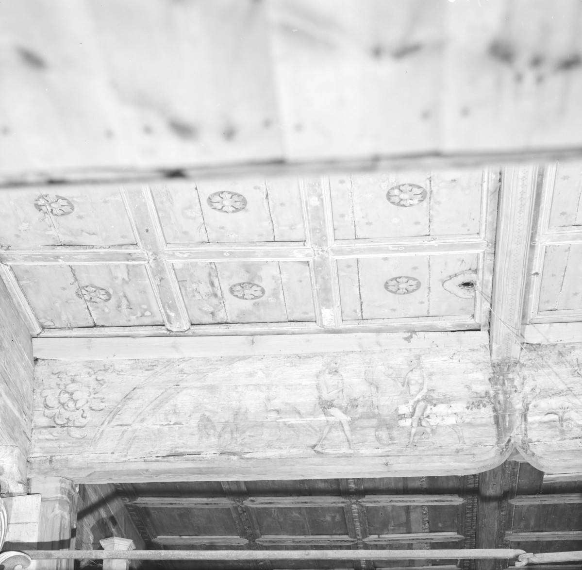 kościół pw. Podwyższenia Krzyża Świętego - wnętrze - belka tęczowa i fragment stropu, skan 1