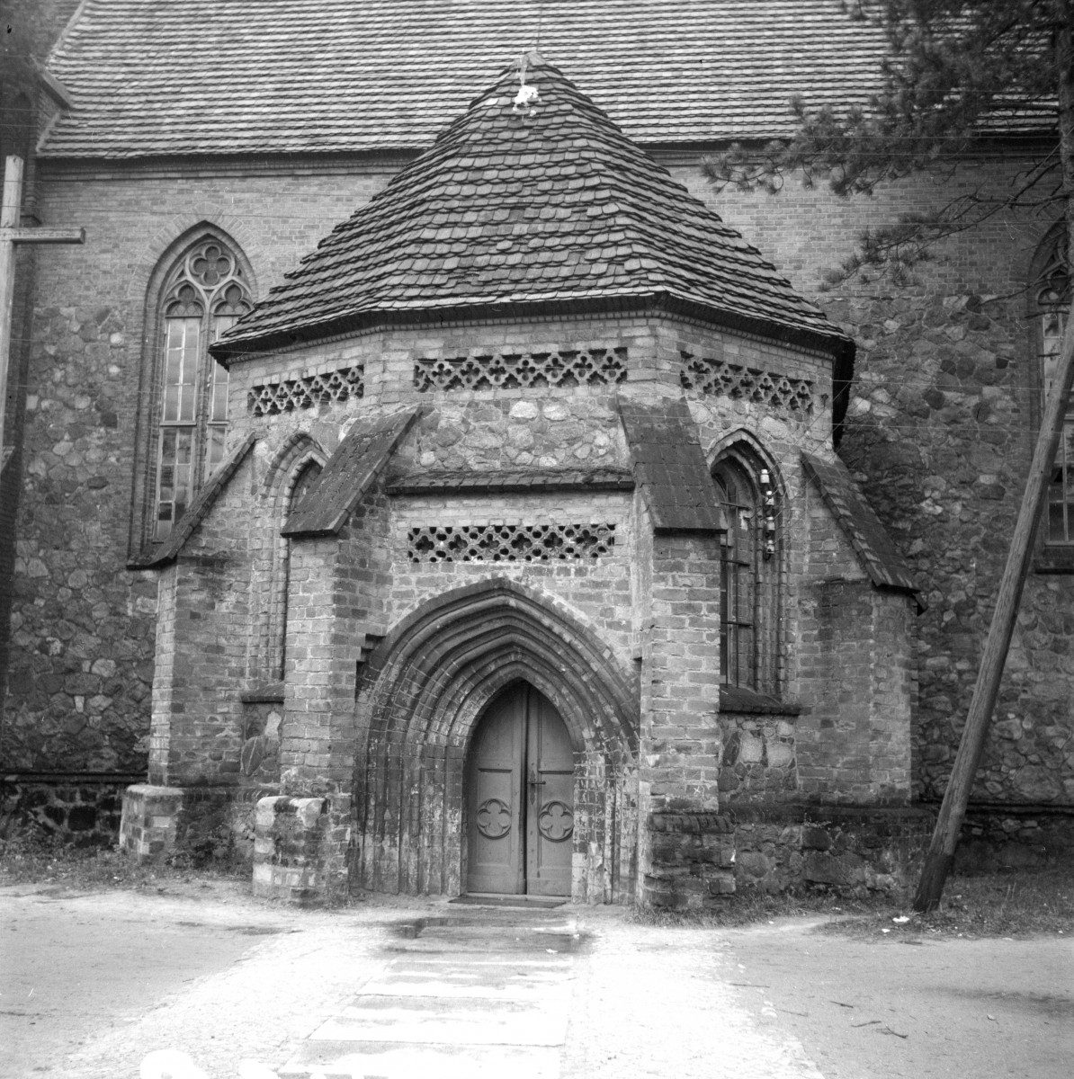 kaplica gotycka przy kościele pw. NSPJ - portal i elewacja frontowa, skan 1