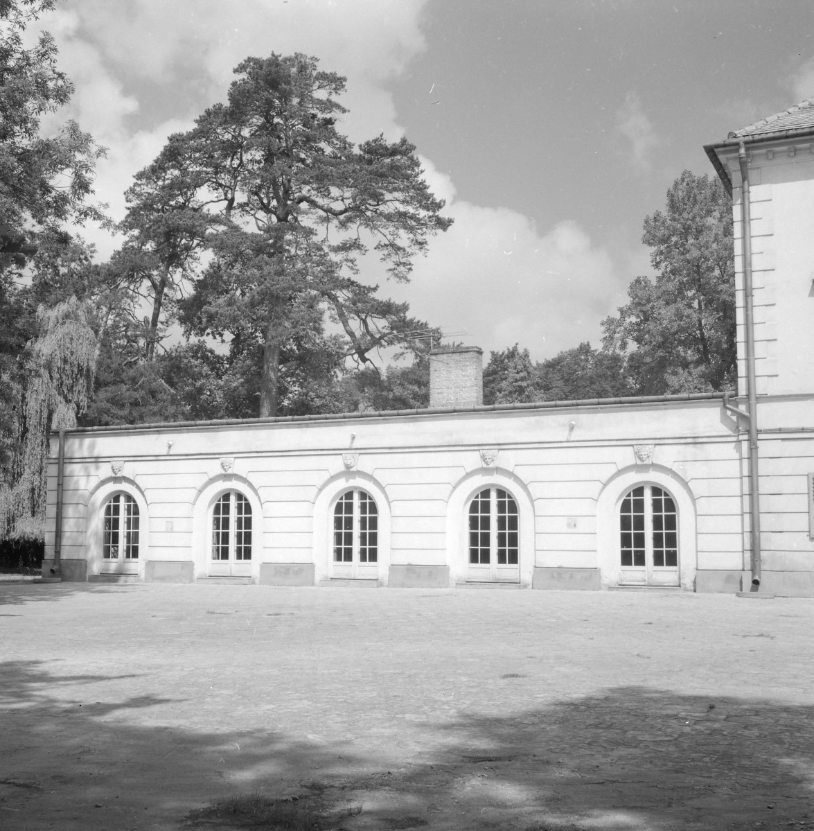 Zespół pałacowo - parkowy - oficyna dworska - elewacja frontowa - fragment południowy, skan 1