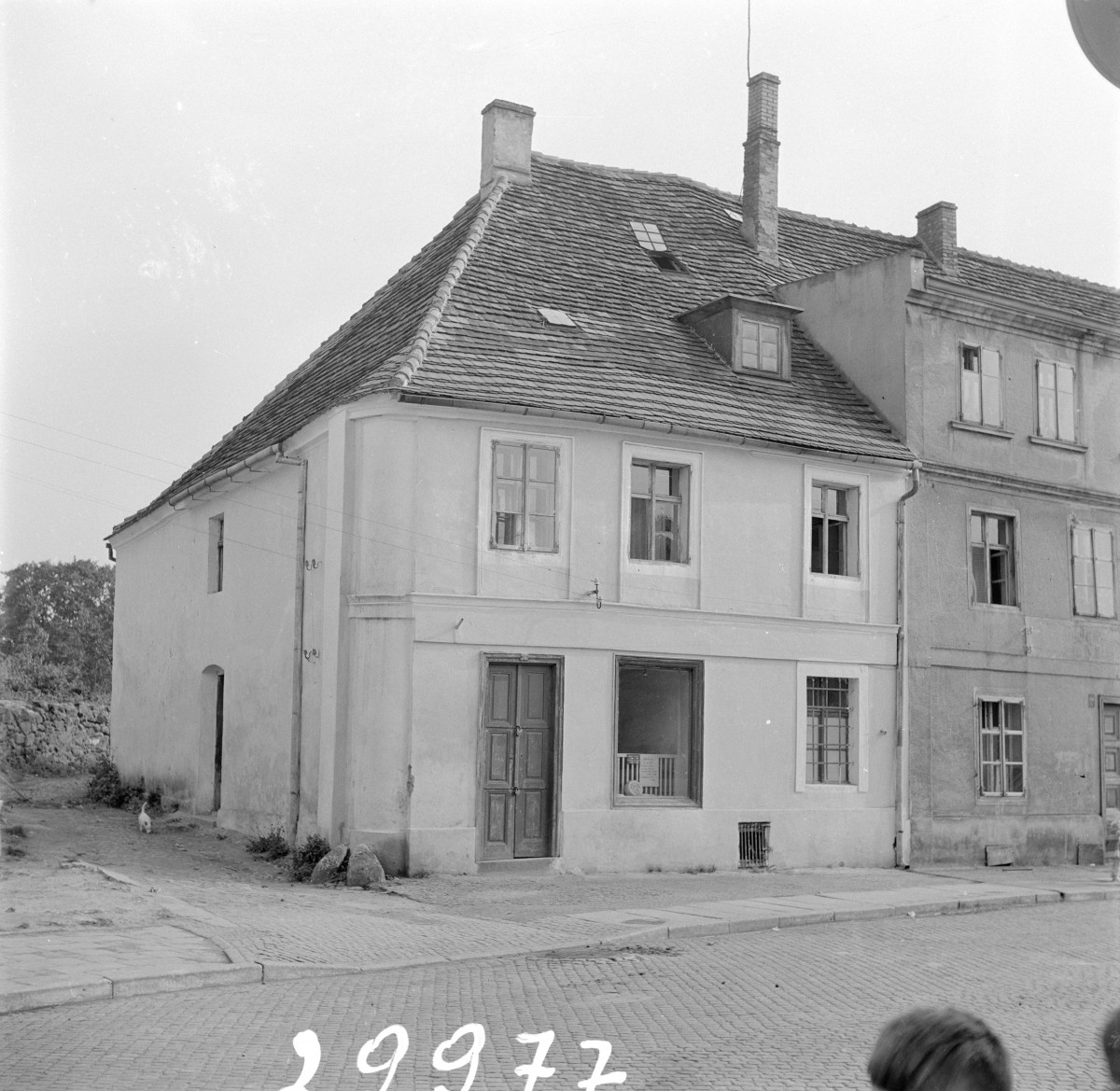 kamienica - elewacja frontowa i boczna, skan 1